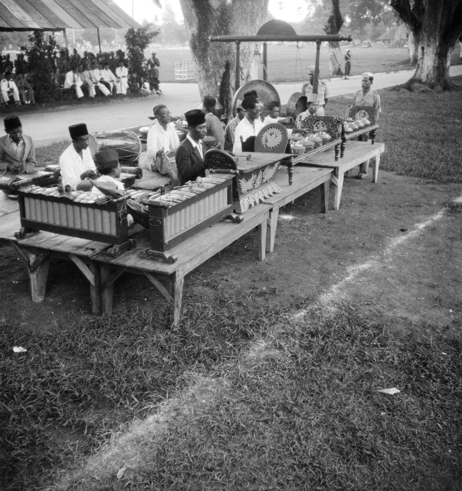 De gamelan oor De Wali Negara van Madoera, P.A.A. Tjakraningrat, geschonken aan, Bestanddeelnr 15962