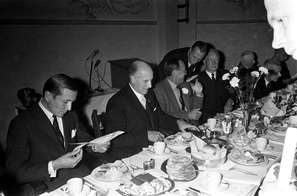 De gasten aan de lunch. v.l.n.r. prins Claus, minister Theo Bot, prins Bernhard,, Bestanddeelnr 919-6442