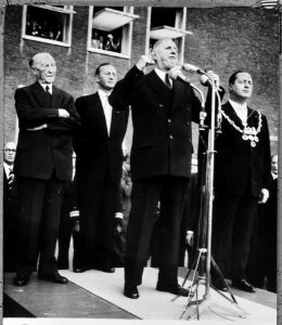 De Gaulle voor microfoon (van Kinotechniek) in Keulen, Bestanddeelnr 915-6949