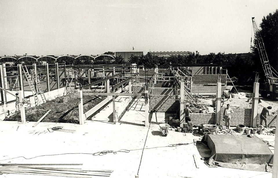 De Gemmaschool in aanbouw gezien vanaf de President Steijnstraat. Hoofdingang van de school is aan de Nieuwe Landstraat. Aangekocht in 1974 van fotograaf C. de Boer. Identificatienummer 54-0, NL-HlmNHA 54003562