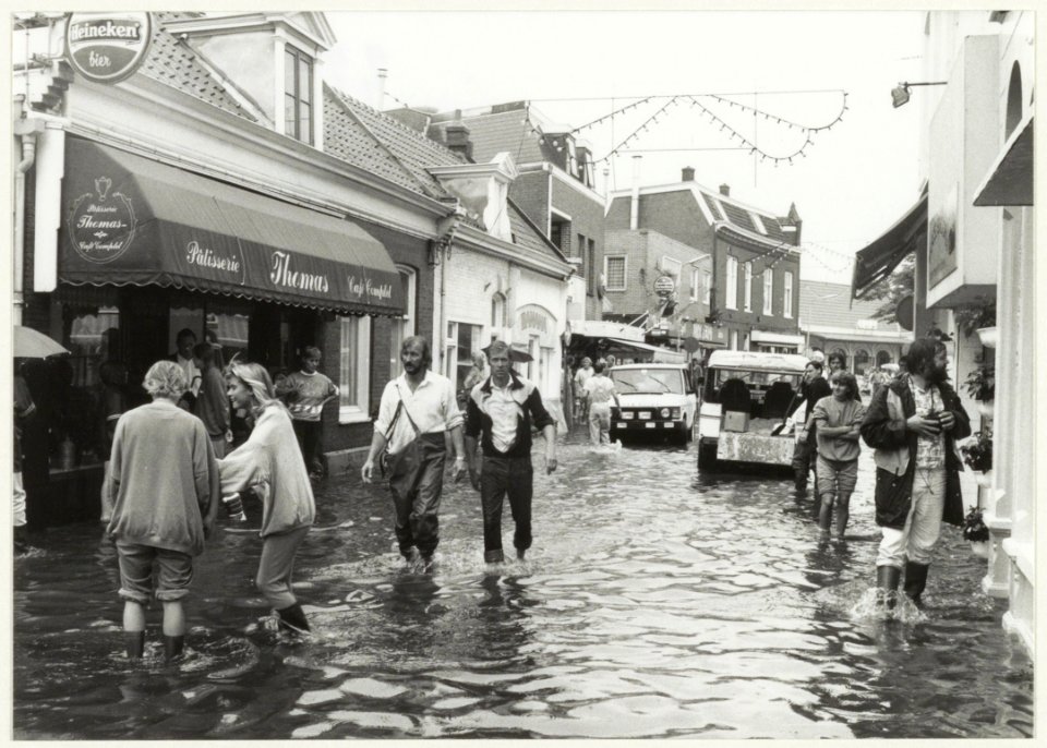 De Haltestraat, overstroomd na zware regenbuien., NL-HlmNHA 54020860