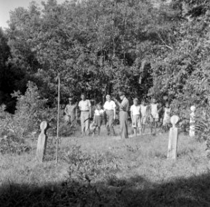De familie Boogh in de voormalige Jodensavanna aan de Surinamerivier. Rechts Joh, Bestanddeelnr 252-6933