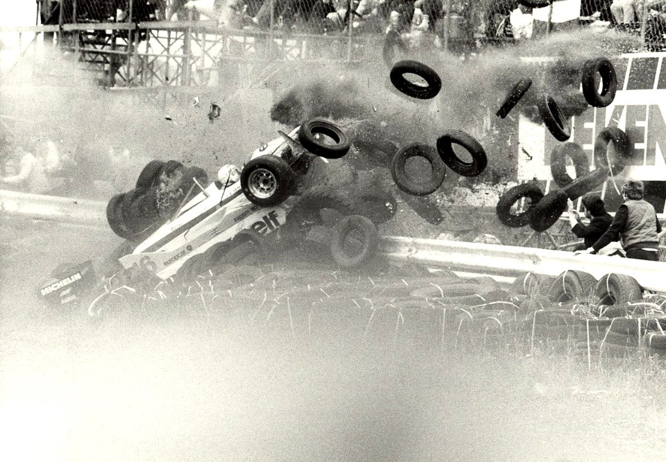 De fransman René Arnoux vliegt met een snelheid van 250 km. de zandbak van de Tarzanbocht in. Geschonken in 1986 door United Photos de Boer bv. Identificatienummer 54-003646, 