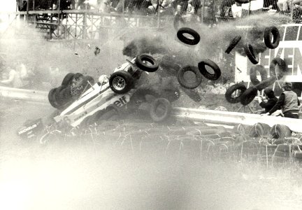 De fransman René Arnoux vliegt met een snelheid van 250 km. de zandbak van de Tarzanbocht in. Geschonken in 1986 door United Photos de Boer bv. Identificatienummer 54-003646, 