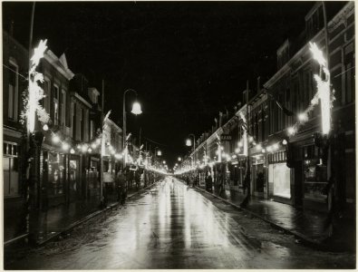 De Generaal Cronjéstraat bij avond met kerstverlichting. NL-HlmNHA 54004651
