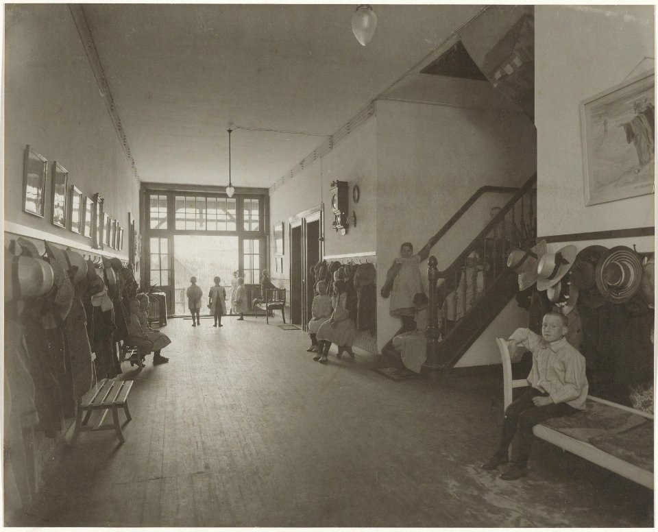 De gang in het Haarlems Kindertehuis in de Thorbeckestraat, Inventarisnummer NL-HlmNHA 24105