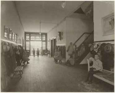 De gang in het Haarlems Kindertehuis in de Thorbeckestraat, Inventarisnummer NL-HlmNHA 24105