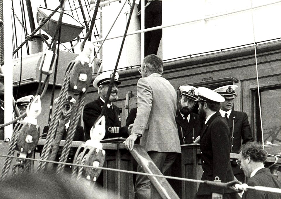 De gezagvoerder van de Amerigo Vespucci verwelkomt burgemeester Molendijk van Velsen aan boord van zijn schip. Aangekocht van fotograaf C. de Boer. - Negatiefnummer 19632 k 19. - Gepubliceer, NL-HlmNHA 1478 25900 K 38