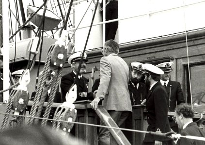 De gezagvoerder van de Amerigo Vespucci verwelkomt burgemeester Molendijk van Velsen aan boord van zijn schip. Aangekocht van fotograaf C. de Boer. - Negatiefnummer 19632 k 19. - Gepubliceer, NL-HlmNHA 1478 25900 K 38