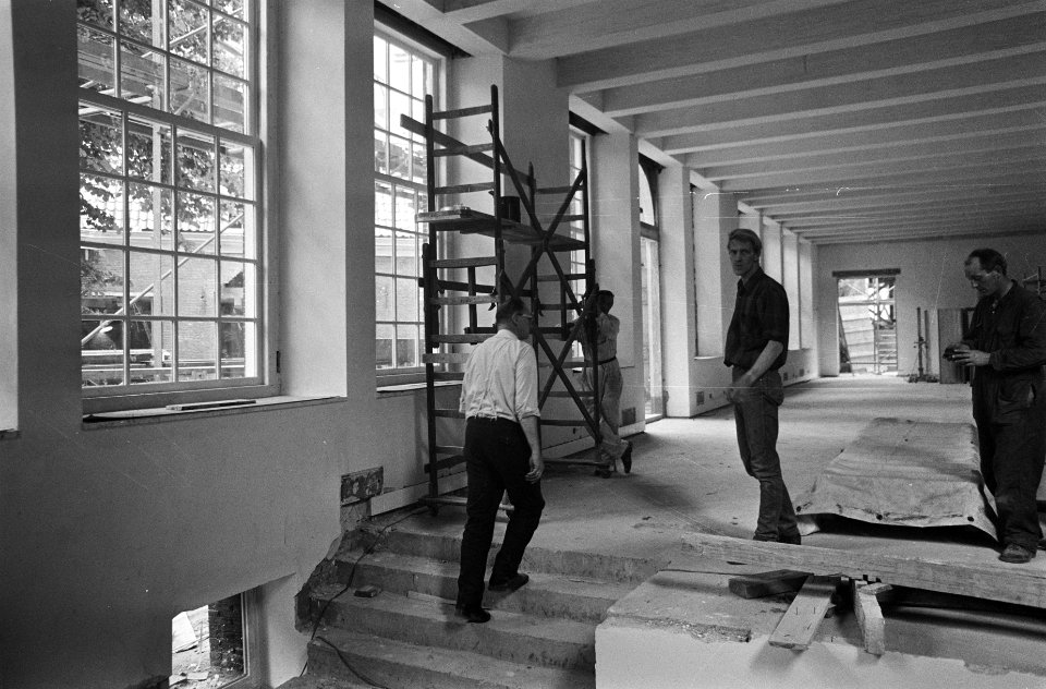 De galerij met het restaurant en de vroegere kleedkastjes, Bestanddeelnr 922-5925