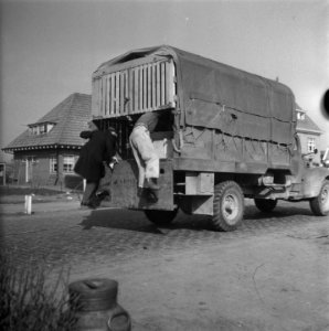 De CCD Centrale Controledienst. Alle passerende autos worden aan een grondig o, Bestanddeelnr 901-7115
