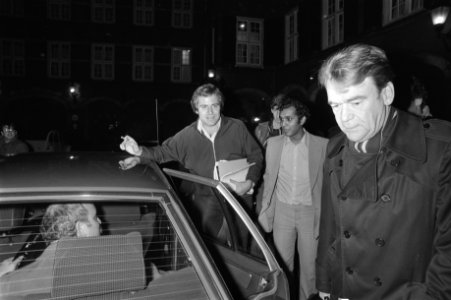 De Galan (PvdA) en Halberstadt (PvdA) vertrekken (bij auto), Bestanddeelnr 931-7862