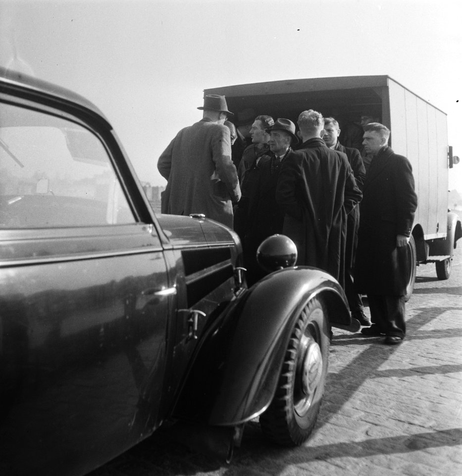 De CCD Centrale Controledienst. Alle passerende autos worden aan een grondig o, Bestanddeelnr 901-7116