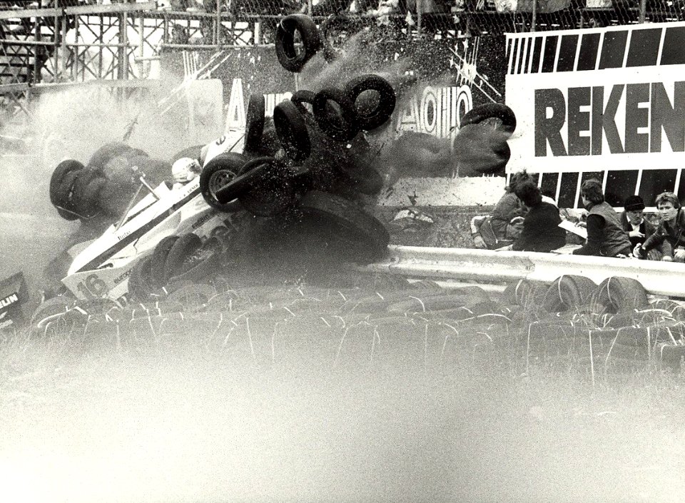 De fransman René Arnoux vliegt met een snelheid van 250 km. per uur de zandbak van de Tarzanbocht in. Geschonken in 1986 door United Photos de Boer bv. Identificatienummer 54-004027, NL-HlmNHA 54004027