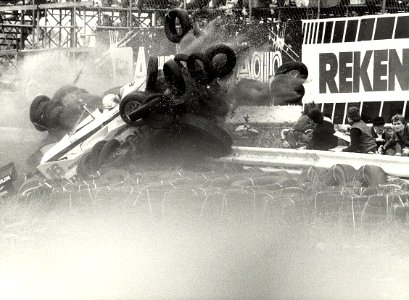 De fransman René Arnoux vliegt met een snelheid van 250 km. per uur de zandbak van de Tarzanbocht in. Geschonken in 1986 door United Photos de Boer bv. Identificatienummer 54-004027, NL-HlmNHA 54004027