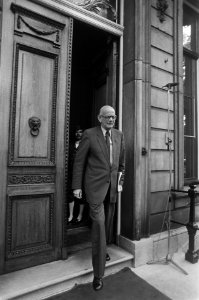 De Gaay (Gaius) Fortman (CDA) verlaat Paleis Lange Voorhout in den Haag, Bestanddeelnr 931-6566
