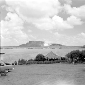 De Fuikbaai met op de achtergrond de Tafelberg op Curaçao, Bestanddeelnr 252-2705