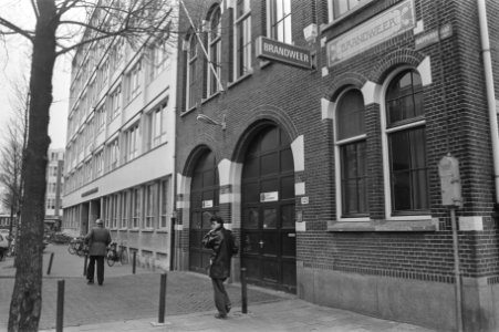 De gesloten brandweerkazerne in de Dapperstraat honderd brandweerlieden meldden, Bestanddeelnr 933-6047