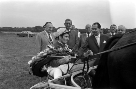 De Fransman J.Roussel wordt gehuldigd, hij wint met het paard Tatusca d'Avril, Bestanddeelnr 923-6324, 923-6325, 923-6326