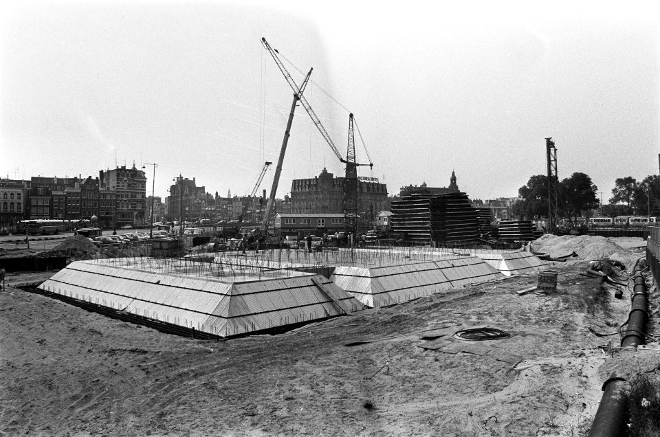 De funderingen van het metrostation met bouwkranen, Bestanddeelnr 928-0932