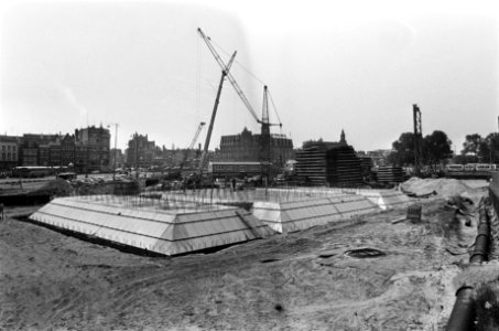 De funderingen van het metrostation met bouwkranen, Bestanddeelnr 928-0932