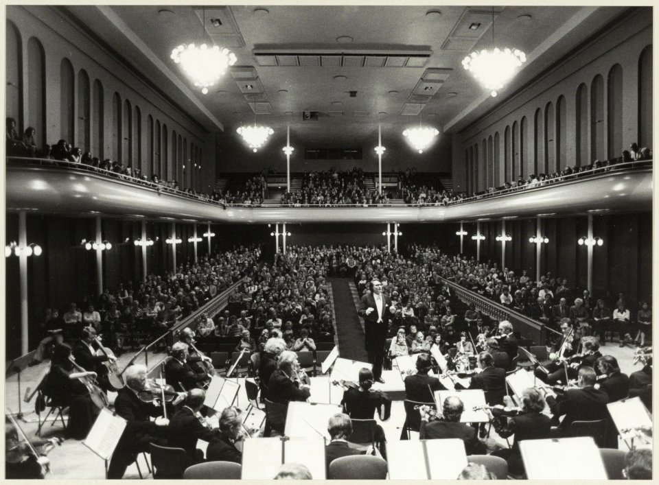 De gerestaureerde zaal van het Concertgebouw tijdens een concert van het Noordhollands Philharmonisch Orkest o.l.v. André Vandernoot