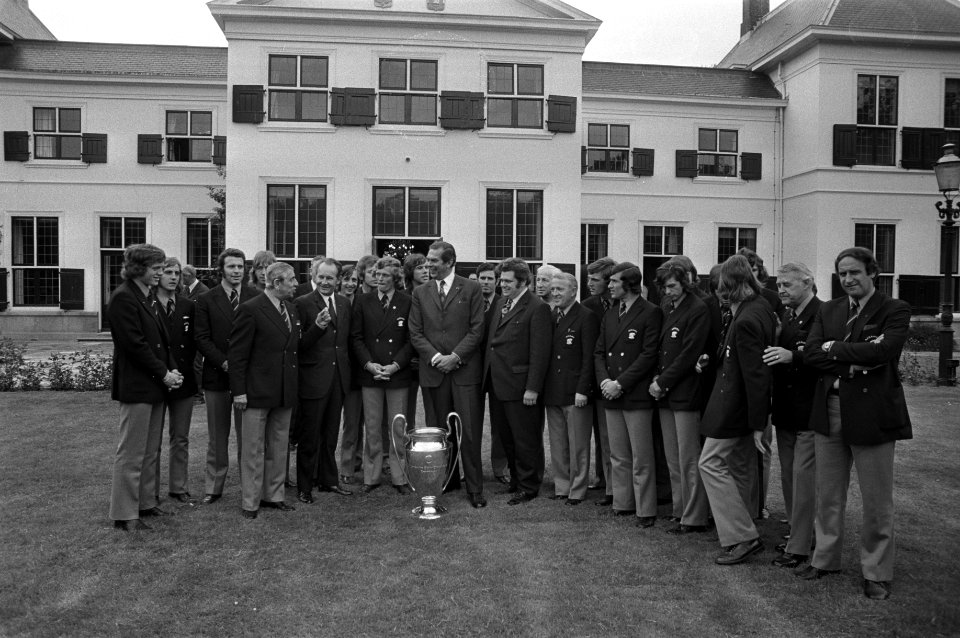 De gehele Ajax-ploeg met haar bestuursleden, minister-president Barend Biesheuve, Bestanddeelnr 925-6436