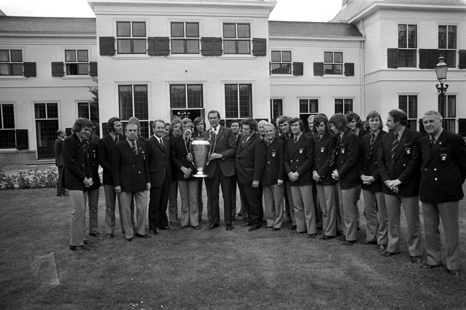 De gehele Ajax-ploeg met haar bestuursleden, minister-president Barend Biesheuve, Bestanddeelnr 925-6427