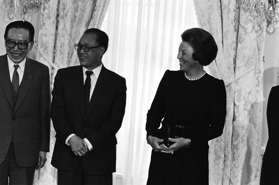 De Chinese premier Zhao Ziyang (midden) wordt door koningin Beatrix ontvangen op, Bestanddeelnr 933-3558