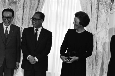 De Chinese premier Zhao Ziyang (midden) wordt door koningin Beatrix ontvangen op, Bestanddeelnr 933-3558