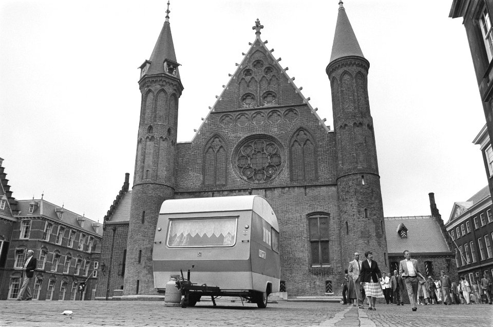 De caravan met daarin de hongerstakende tuinder Jaap Meester op het Binnenhof, Bestanddeelnr 933-0777