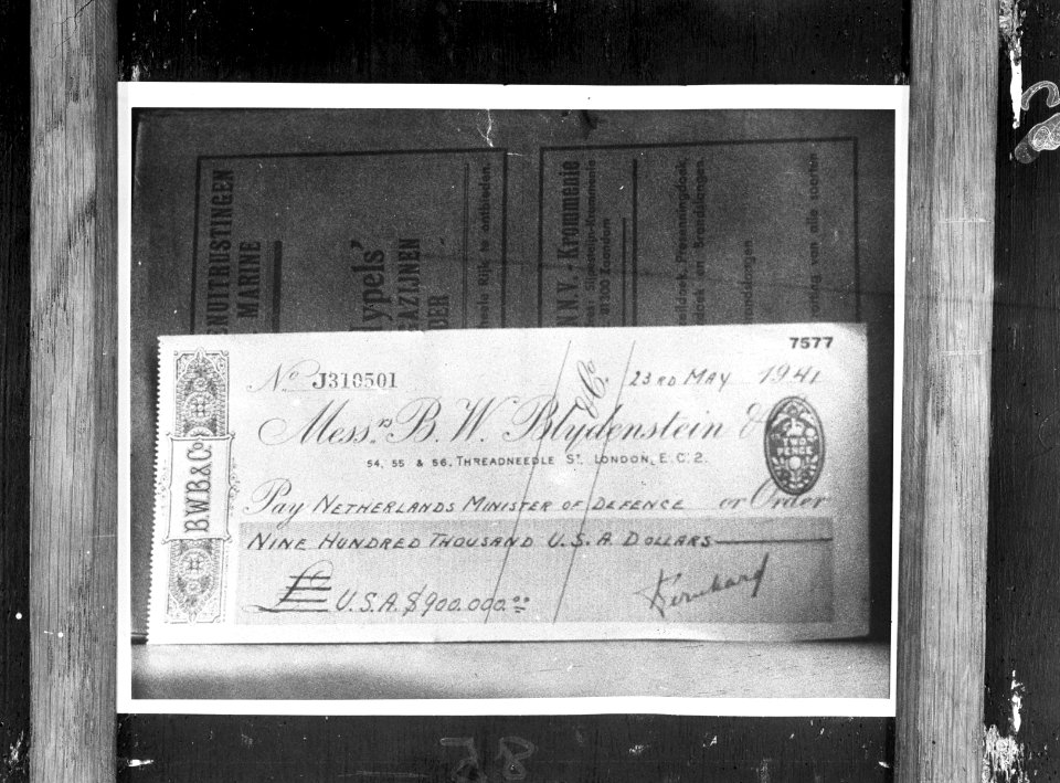 De cheque van 900.000 dollars die door Prins Bernhard, beschermheer van het Prin, Bestanddeelnr 935-1683