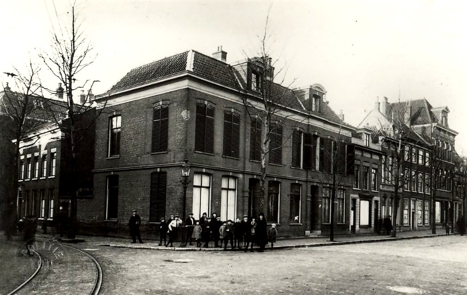 De Gedempte Oude Gracht, westzijde, hoek Raaks, ziende naar het Noorden, al deze huizen werden afgebroken voor de bouw van het nieuwe Postkantoor, hetwelk in 1922 in gebruik gen, Inventarisnummer NL-HlmNHA 1100 KNA006008635