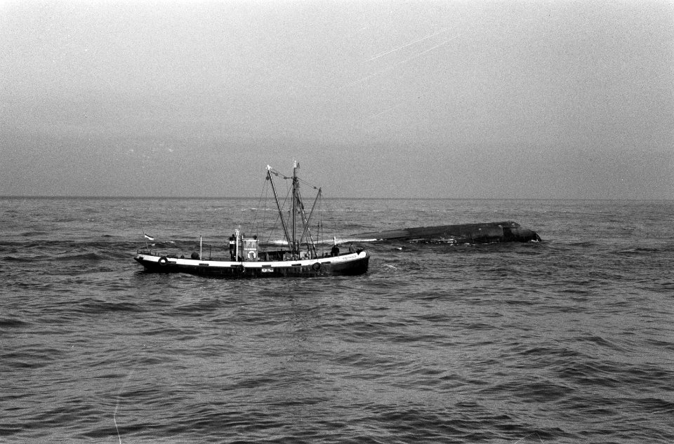 De Gele Zee met gekantelde scheepje Thuntank 7 als sleep de Nieuwe Waterweg opge, Bestanddeelnr 914-7465