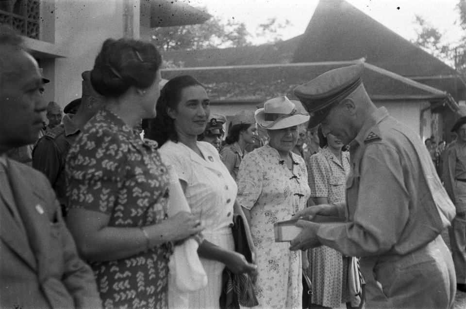 De commandant van de U-Brigade, kolonel J.W. Sluyter, deelt speldjes uit aan en, Bestanddeelnr 447-6-2