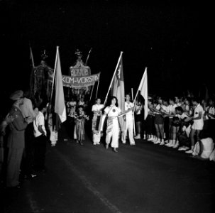 De Chinese groep tijdens het defilé in het Rifstadion in Wllemstad, Bestanddeelnr 252-3656