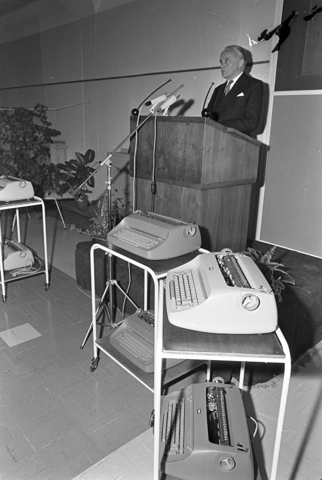 De Commissaris van de Koningin van Zuid-Holland, mr. J. Klaasesz, spreekt zijn d, Bestanddeelnr 919-6787