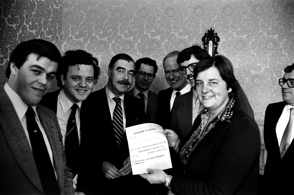 De coach van het politici team, Erika Verkerk-Terpstra, overhandigt een cheque v, Bestanddeelnr 930-5643