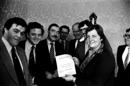 De coach van het politici team, Erika Verkerk-Terpstra, overhandigt een cheque v, Bestanddeelnr 930-5643