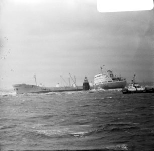 De gekapseisde tanker en een sleepboot, Bestanddeelnr 919-5752
