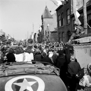 De colonne van koningin Wilhelmina rijdt door een mensenmassa, Bestanddeelnr 900-4017