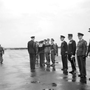 De gedecoreerden worden opgesteld voor de ceremonie, Bestanddeelnr 255-7711