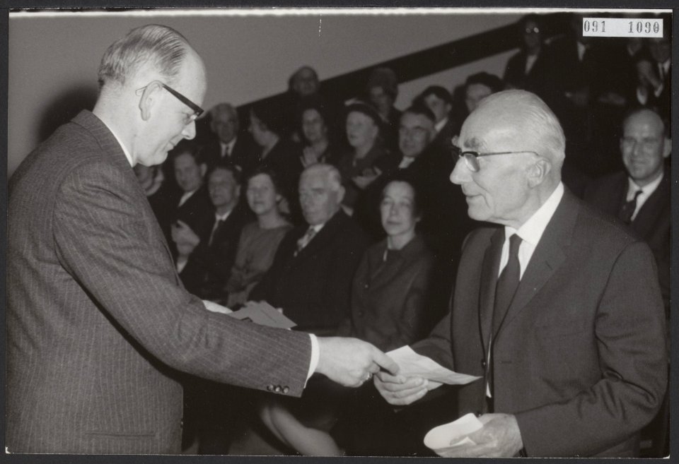 De gaay fortman sr reikt verscheidene prijzen uit, Bestanddeelnr 091-1090