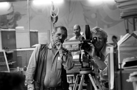 De cineast Jan Vrijman naast een filmende cameraman, Bestanddeelnr 928-0465