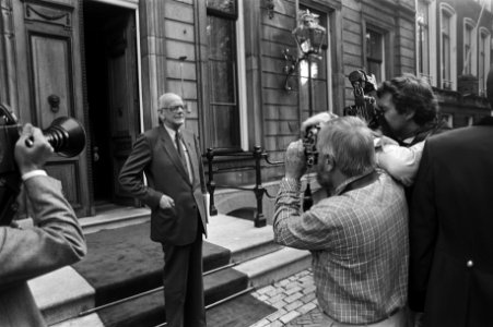De Gaay (Gaius) Fortman (CDA) verlaat Paleis Lange Voorhout in den Haag temidden, Bestanddeelnr 931-6565