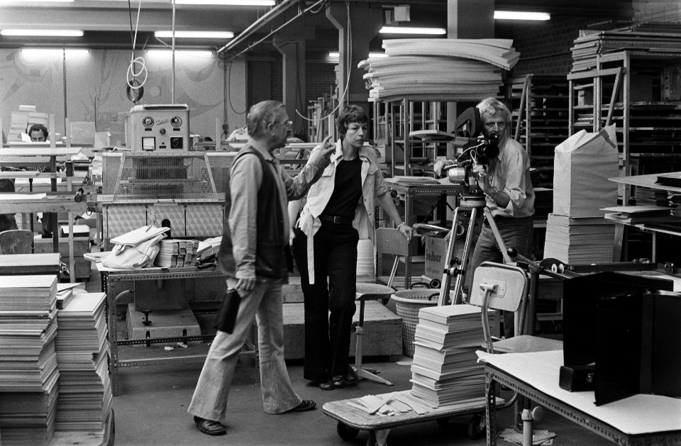 De cineast Jan Vrijman geeft aanwijzingen aan een cameraman en een medewerker, Bestanddeelnr 928-0466