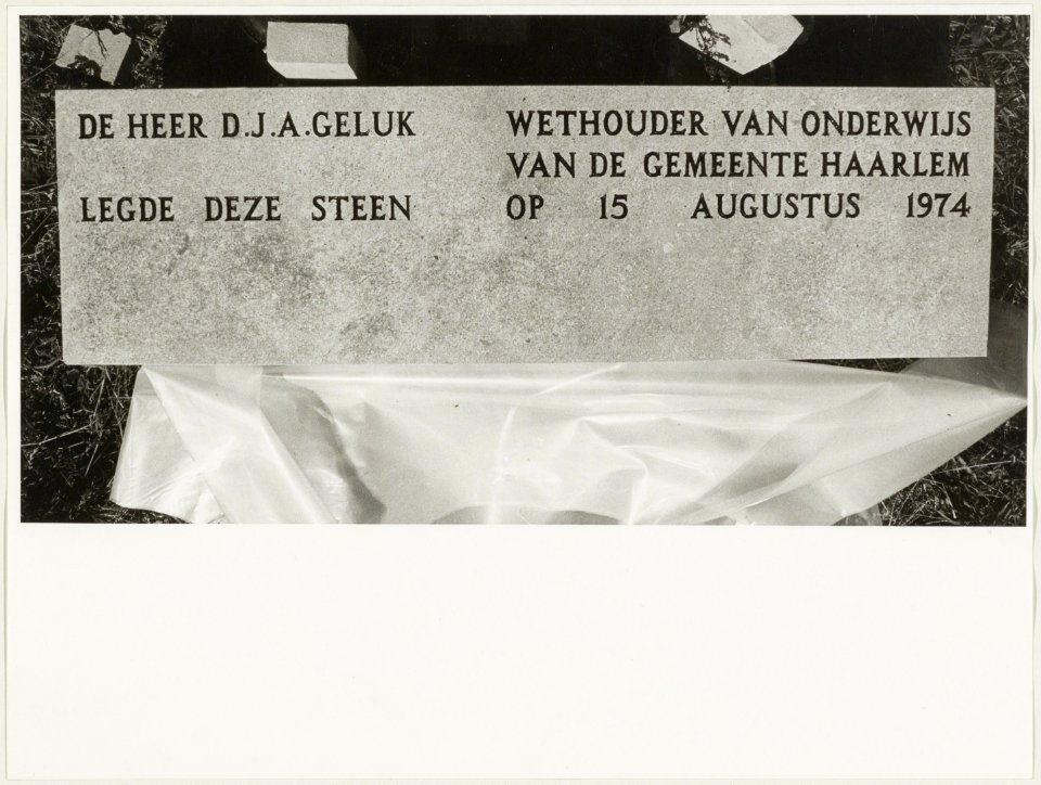 De gedenksteen bij de Gemmaschool, gelegd door wethouder Geluk in 1974