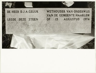 De gedenksteen bij de Gemmaschool, gelegd door wethouder Geluk in 1974