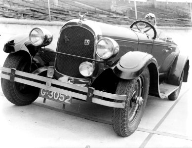 De Chrysler-dealer en autocoureur André Ceurvorst stilstaand in zijn Chrysler Co, Bestanddeelnr 252-0894