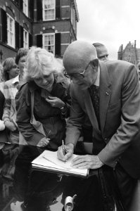De Gaay Fortman (CDA) geeft handtekeningen op het Binnenhof, Bestanddeelnr 931-6360